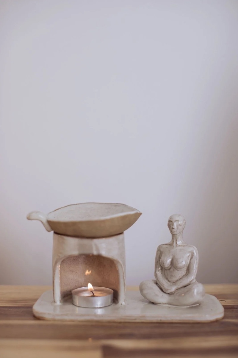 Ceramic oil burner and figurine in the studio
